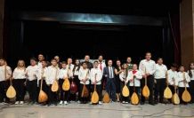 Bağlama kursiyerlerinden halk müziği konseri