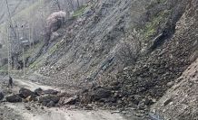 Bahçesaray’da mahalle yolunda heyelan