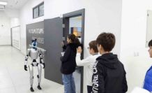 Bu ilçede sınava giren öğrencileri insansı robot karşılıyor