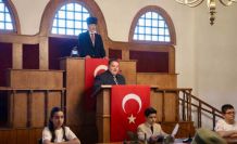 Çocuk meclisinden tarihi atmosferde 23 Nisan özel oturumu