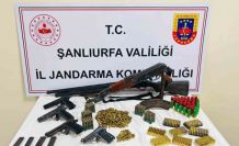 Evden çok sayıda silah, fişek ve mermi çıktı