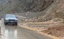 Hizan-Bahçesaray yoluna dökülen çamur ve kayalar temizlendi