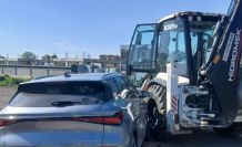 İnegöl’de otomobil iş makinasına çarptı: 1 yaralı