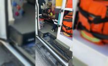 Kaza yapan kamyon sürücüsünün imdadına muhtar yetişti