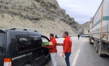 Kızılay’dan yolda kalanlara kumanya desteği