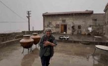 Meyve ağaçlarının çiçek açtığı Güzelyurt’ta kar yağışı