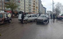 Seydişehir’de iki otomobil kavşakta çarpıştı: 1 yaralı