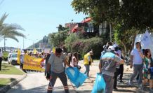 1 Mayıs kutlamalarında yürüyen işçilerle çalışan işçiler aynı karede