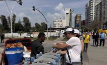 Adana’da simitçiler ve su satıcıları bariyerlerin arkasında çalışmaya devam etti