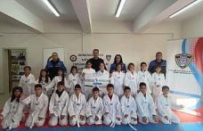 Erzincan’da "Hep Birlikte Aileyiz" Projesi kapsamında öğrencilere tekvando kıyafeti desteği