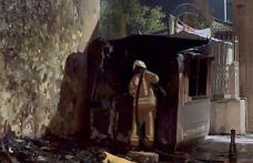 Fatih’te güvenlik kulübesi alev alev yandı