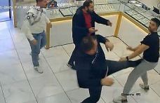Kuyumcuların ’müşteri’ kavgası kamerada