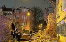 Beyoğlu’nda tarihi metruk binanın duvarı böyle yıkıldı