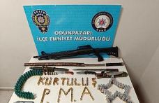 Bisikletle çarptığı vatandaşı tehdit eden şahsın iş yerinden cephanelik çıktı