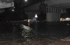 Adana’da gece bastıran sağanak yağış yolları göle çevirdi