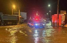 Alanya’da Oba çayı taştı, caddeler sular altında kaldı