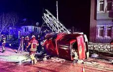 Amasya’da kamyonet çarptığı elektrik direğini ikiye ayırdı: 1 yaralı