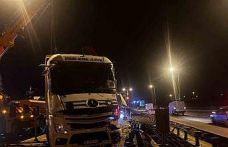 Büyükçekmece TEM Otoyolu’nda tır devrildi: 1 yaralı