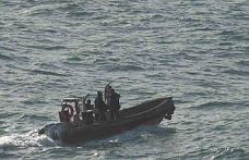 Dalgalarla boğuşan 2 kişiyi deniz polisi kurtardı