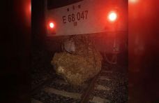 Düşen kaya treni raydan çıkardı, yolcular otobüslerle nakledildi