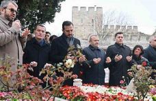 Eski Başbakan Necmettin Erbakan’ı kabri başında anıldı