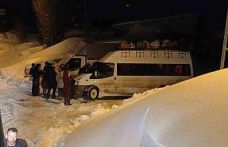 Köy yolunda mahsur kalan öğrenci servisi kurtarıldı