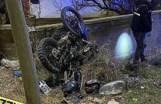 Motosiklet otomobille kafa kafaya çarpıştı: 1 ölü, 2 yaralı