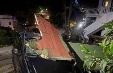 Park halindeki araçların üzerine yıkıldı