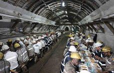 Bakan Bayraktar, madencilerle iftar yaptı