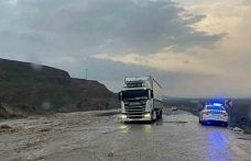 Batman’da yağmur sonrası sulama kanalı taştı: Kara yolu tek şeride düştü