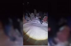 Kars’ta 85 yaşındaki hasta leğenle taşınarak ambulansa ulaştırıldı