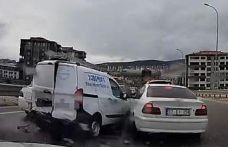 Kontrolden çıkan araç, önündeki 4 araca çarptı: O anlar kamerada