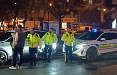 Önce yayaya ardından park halindeki araca çarpıp kaçtı