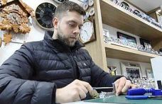Samsun’un en genç saat tamircisi, zamana ayar veriyor