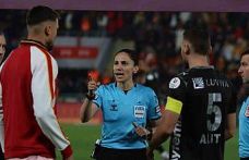 Süper Lig’de 22 yıl sonra kadın hakem düdük çaldı