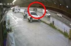 Sürücüsü markete gitti, el freni çekilmeyen otomobil ana yola çıktı