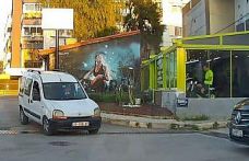 Ters yöne giren sürücünün kural ihlali araç kamerasına yansıdı