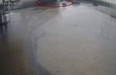Tırın otomobilin üstüne devrildiği anlar kamerada