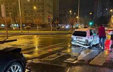 Alkollü sürücü kırmızı ışıkta bekleyen otomobile çarptı: 1 yaralı