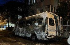 Avcılar’da park halindeki servis aracı alev alev yandı