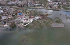 Baraj suları taştı, evler gölün ortasında kaldı