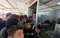 Çocuklara moral vermek isteyen esnaf, depremzede öğrencilere ücretsiz döner dağıttı