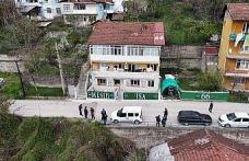 Evin çatısına ve önündeki çitlere yazılan yazılar ekipleri harekete geçirdi