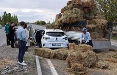 Iğdır’da kamyonet ile otomobil çarpıştı: Otlar aracın üzerine döküldü