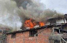 İki katlı ev alev alev yandı