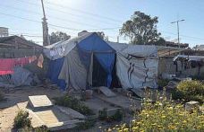 İsrail saldırılarında evini kaybeden Gazzeli Halid ez-Zaanin, ailesiyle mezarlıkta yaşıyor