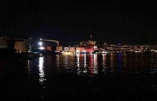 İstanbul Boğazı’nda gemi yalıya metreler kala karaya oturdu, geçişler geçici olarak durduruldu