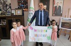 Minik öğrencilerden Başkan Kaya’ya hediye