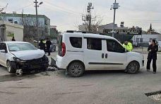 Otomobil ile hafif ticari araç çarpıştı: 1 yaralı