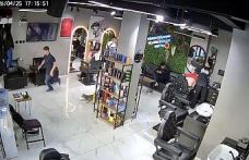 Sultangazi’de kuaförde  ilginç anlar kamerada: Kedi müşterileri kovaladı